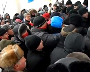 Кількасот одеситів пікетують міськраду, яку оточили "беркутівці"