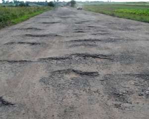 Ямочный ремонт украинских дорог обещают завершить до 1 мая