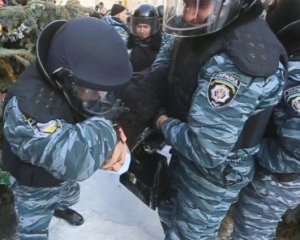 "Беркутовцы" окружили Подольское райуправление, не пуская людей писать заявления в милицию