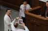 Депутаты провели фотосессию в вышиванках, почитали газеты: до работы дело не дошло
