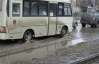 Скандал в Донецке: маршрутка въехала в лужу на дороге и окатила грязью депутата горсовета