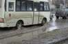 Скандал у Донецьку: маршрутка в'їхала у калюжу на дорозі і облила брудом депутата