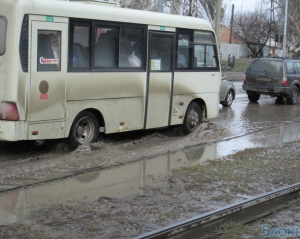 Скандал у Донецьку: маршрутка в&#039;їхала у калюжу на дорозі і облила брудом депутата