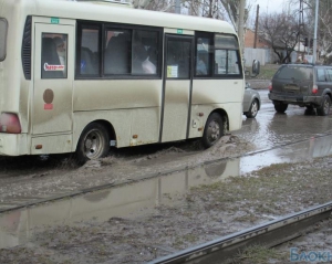 Скандал в Донецке: маршрутка въехала в лужу на дороге и окатила грязью депутата горсовета