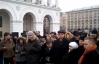 "Отойди, потому что ноги поломаем!" - активисту не дали задать вопрос Януковичу