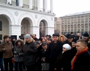 &quot;Отойди, потому что ноги поломаем!&quot; - активисту не дали задать вопрос Януковичу