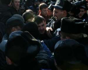 Комуністи та &quot;свободівці&quot; пішли &quot;стінка на стінку&quot;: Мірошниченко бив ногами мітингувальника