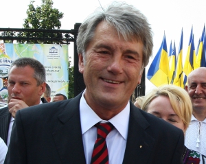 Ющенко на день рождения подарили вино-ровесник и завезли пирожки с Хоружевки