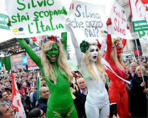Безумных девушек FEMEN после атаки на Берлускони отпустили на волю