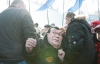 На Майдане забросали яйцами символического Януковича, и станцевали в честь вступления в ЕС