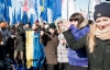 На Майдане, не прячась, рассчитываются за митинг оппозиции - дают по 100 грн