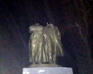 На Полтавщині відтяли голови пам&#039;ятникам Леніну і Крупській: націоналісти задоволені, а комуністи збираються відновлювати