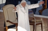 Бенедикт XVI в последний раз проехался по площади Святого Петра на "папамобиле"