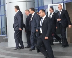 Янукович ходить дитячою виставкою майстрів: ближче, ніж на 10 м, не підпускають