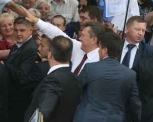 Янукович приехал на встречу с детьми в окружении полусотни охранников