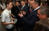 Янукович на выставке забавлялся детской машинкой под защитой полсотни охранников