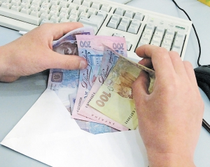 Налоговики пообещали избавить украинцев от зарплат в конвертах