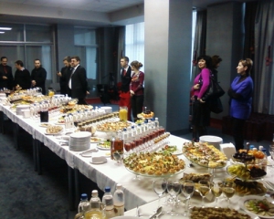 Перед пресс-конференцией Януковича у журналистов отбирают напитки и еду