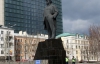 На Донбассе испачкали и окружили милицией памятники Ленину