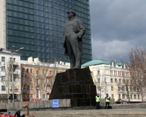На Донбассе испачкали и окружили милицией памятники Ленину