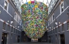 В музее показывают десятиметровую "скульптуру" из разноцветных пластиковых пакетов