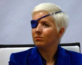 Жінка-пілот Формули-1, яка втратила око, стане коментатором