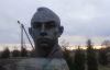 На Львовщине вандалы изуродовали памятник Степану Бандере