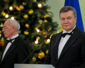 Азаров поблагодарил женщин за становление государства, а Янукович пожелал радостной весны