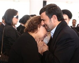 В Иране разгорелся скандал из-за фото объятий Ахмадинеджада с матерью Чавеса