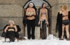 В Питере женщины загорают в купальниках несмотря на снег и "минус" за окном