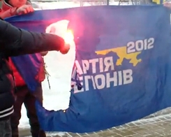 В Хмельницком "свободовцы" сожгли флаг Партии регионов