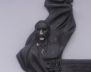 Националисты готовы платить за информацию о вредителях памятника Бандере