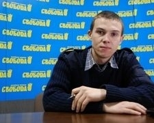 У черкаському офісі &quot;Свободи&quot; витирають ноги об партійний прапор &quot;регіоналів&quot;