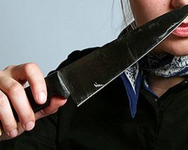 Запорожский киоск ограбила девушка с ножом