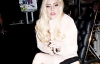 Леди Гага ездит в позолоченной инвалидной коляске