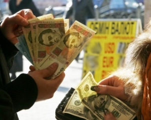 Українці в лютому стали більше купувати валюти