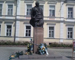 Охоронців пам'ятника Бандері жителі Стрия поять чаєм