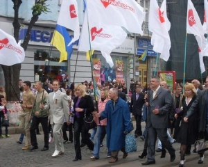 На Винничине люди покупают траурные венки, чтобы попасть на митинг оппозиции