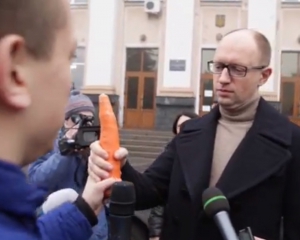 "Дивись, щоб я тобі її в ж... не засунув" - Яценюк відреагував на моркву Дурнєва