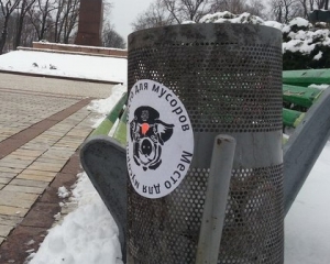 &quot;Каждому Захарченко по Запорожцу!&quot; - активисты принесли ведра с &quot;мусором&quot; под стены МВД