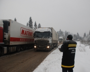 У ДСНС показали, як визволяють вантажівки з заметів