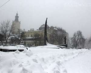 Из-за снежного шторма на западе Украины погибли два человека