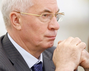Азарову в Facebook виставили рахунок: "Ви мені винні 3360 гривень та 550 метрів дороги"