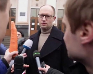 Яценюка "угостили" еще и капустой