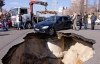 Огромная яма возникла посреди оживленного проспекта в Одессе