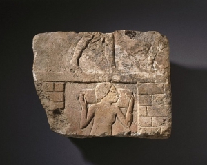 При строительстве столицы древнего Египта рабочие таскали глыбы весом 70 кг