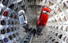 На заводе Volkswagen возвели огромные "стеклянные" башни для автомобилей