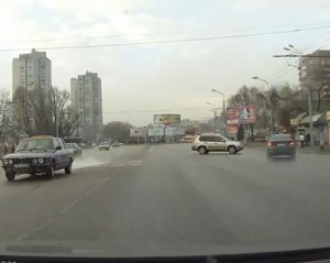 Кровавое ДТП в Днепропетровске: джип вытолкнул легковушку в толпу на остановке