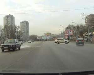 Кривава ДТП у Дніпропетровську: джип виштовхнув легковик у натовп на зупинці