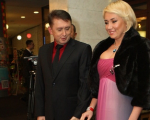Мельниченко с миллионными доходами покупает Розинской сумки Prada